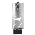 Trofeo atletismo femenino metal grabado